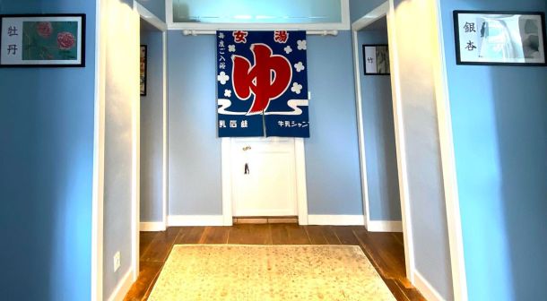 couloir pour desservir les 3 grandes chambres à louer en Bretagne