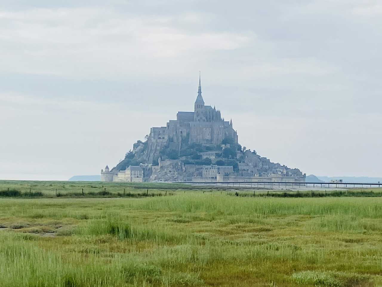 coucher de soleil sur la riviere et le mont-saint-michel