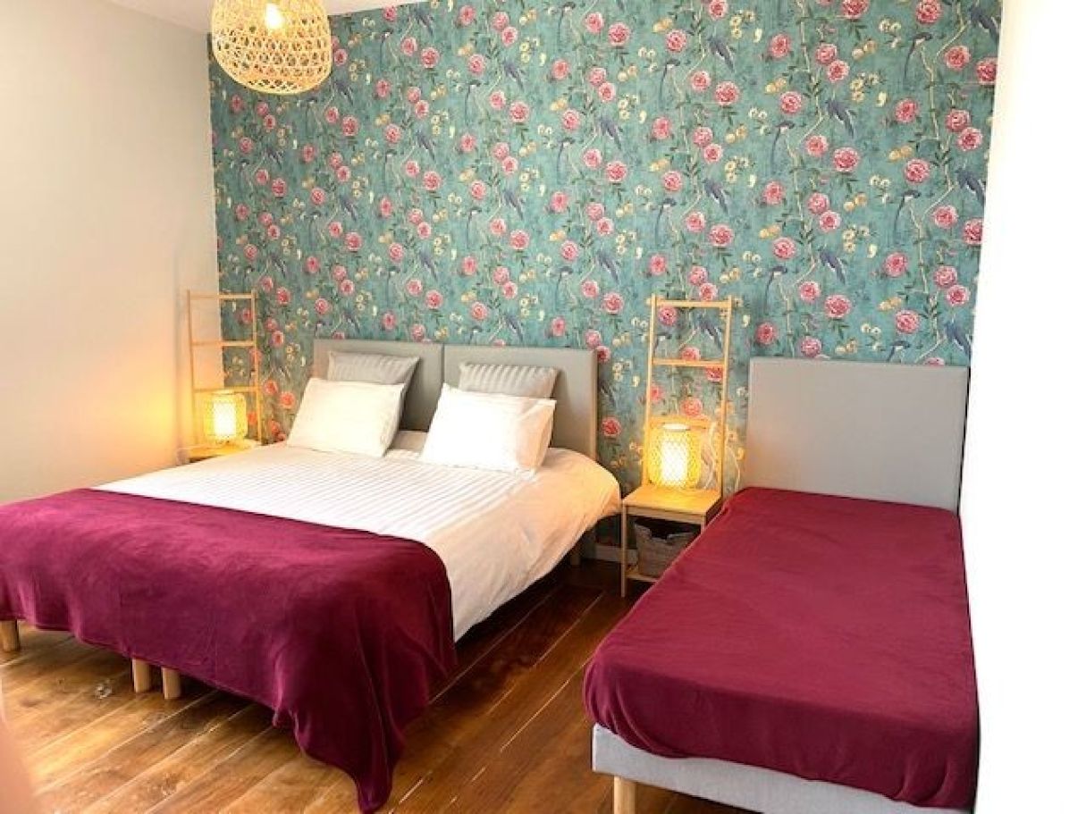 chambre pivoine pour 3 personnes : 1 lit double + 1 lit simple