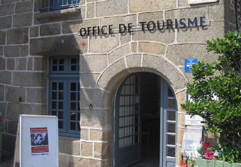 Façade de l'Office de Tourisme de Bazouges- la Pérouse