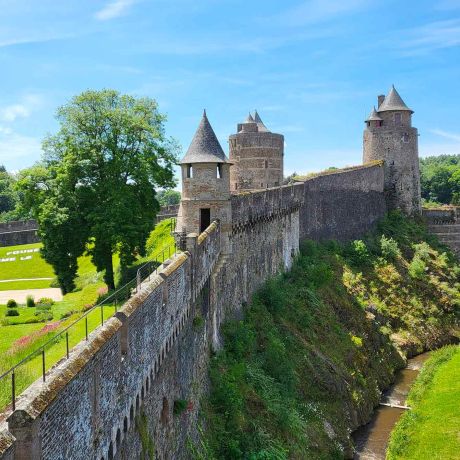 Fougères, porte d'entrée de la Bretagne est tout prsè de la maison d'hôtes