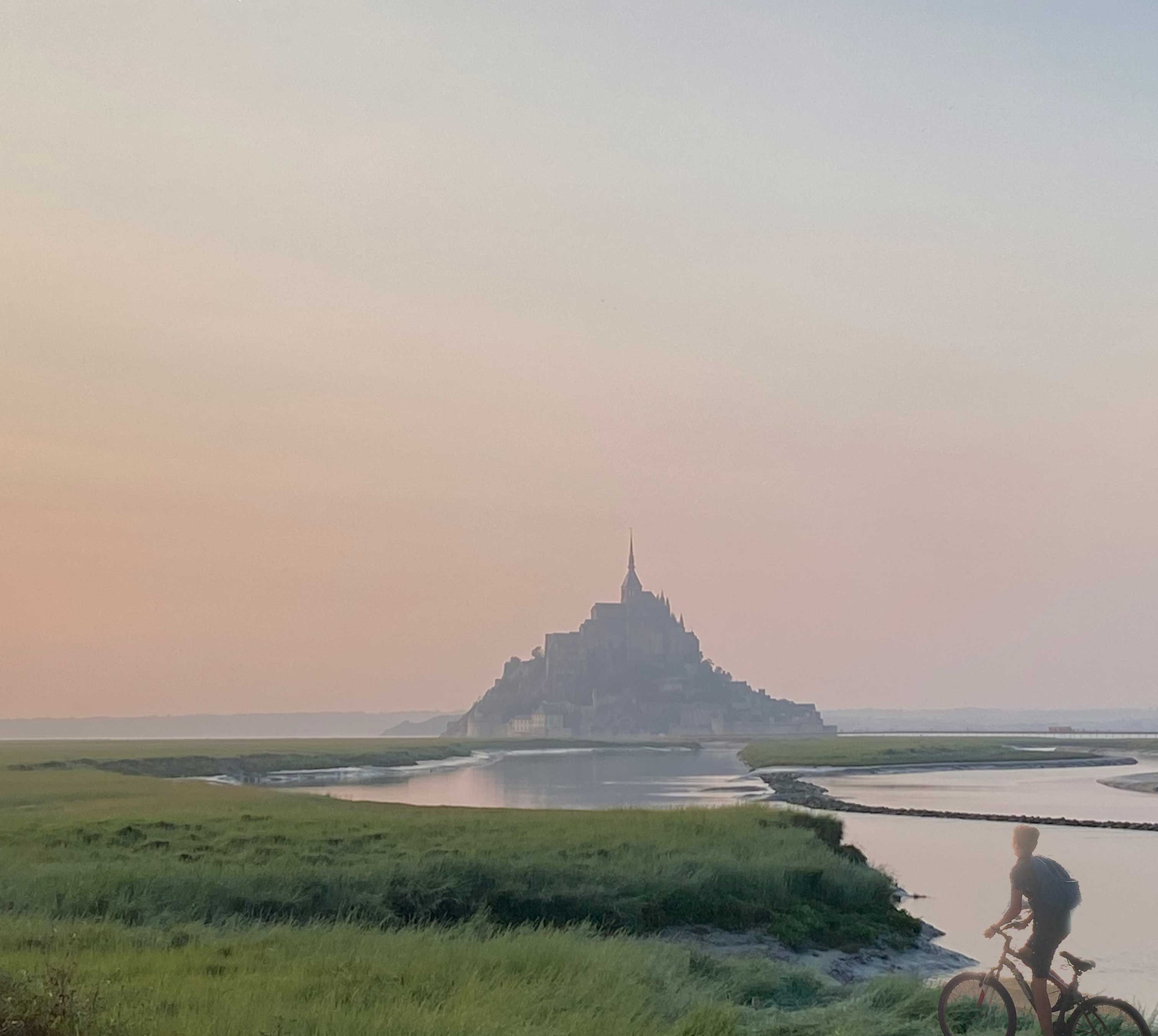 un chemin pour les randonneurs à pied, à vélo ou à cheval pour aller au mont-saint-michel