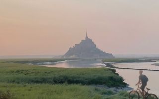 chemin tranquille pour randonner en toute sécurité jusqu'au mont-st-michel