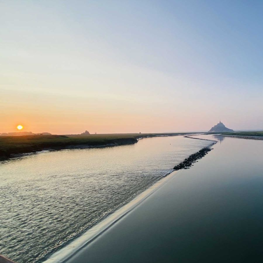 coucher de soleil sur la riviere et le mont-saint-michel